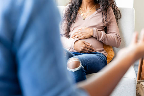 visuel permanence necker An unrecognizable mother gestures as she talks with an unseen counselor about her daughter's unplanned pregnancy. The pregnant daughter is n the background with her hands resting protectively on her baby bump.